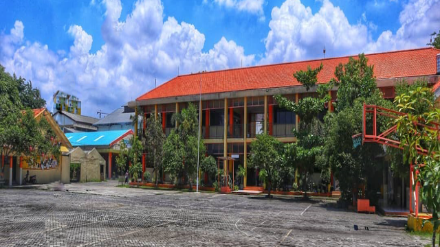 SMAN 16 Surabaya: Sekolah Negeri Berprestasi